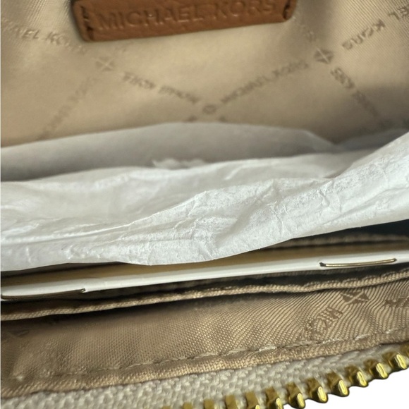 New Michael Kors Jet Set Travel Signature Logo Vanilla Large Wristlet - Picture 4 of 7